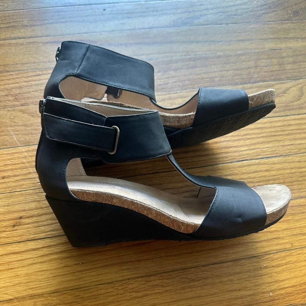 Adrienne Vittadini Trellis T Strap Wedge Sandals Black 7.5 Chic Style